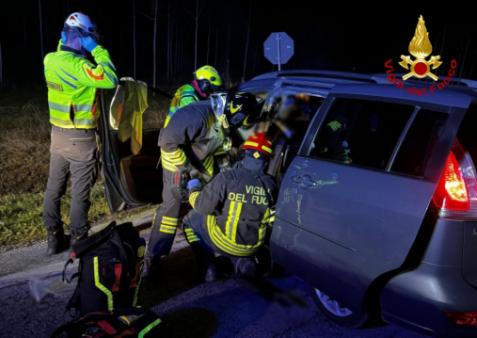 Qualche minuto prima delle 17.30 le squadre dei Vigili del fuoco di Codroipo (UD) e Latisana (UD) sono intervenute in Via Ponte di Madrisio a Bertiolo (UD) per un’incidente stradale con 5 autovetture coinvolte. Giunti sul posto i Vigili del fuoco hanno provveduto ad una prima messa in sicurezza e stabilizzazione dei mezzi coinvolti nell’incidente poi hanno operato con cesoie e divaricatori idraulici per liberare il conducente di uno dei veicoli che era incastrato tra le lamiere dell’abitacolo. Quattro le pe