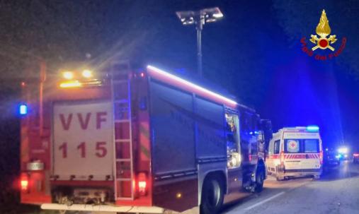 Qualche minuto prima delle 17.30 le squadre dei Vigili del fuoco di Codroipo (UD) e Latisana (UD) sono intervenute in Via Ponte di Madrisio a Bertiolo (UD) per un’incidente stradale con 5 autovetture coinvolte. Giunti sul posto i Vigili del fuoco hanno provveduto ad una prima messa in sicurezza e stabilizzazione dei mezzi coinvolti nell’incidente poi hanno operato con cesoie e divaricatori idraulici per liberare il conducente di uno dei veicoli che era incastrato tra le lamiere dell’abitacolo. Quattro le pe