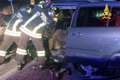Qualche minuto prima delle 17.30 le squadre dei Vigili del fuoco di Codroipo (UD) e Latisana (UD) sono intervenute in Via Ponte di Madrisio a Bertiolo (UD) per un’incidente stradale con 5 autovetture coinvolte. Giunti sul posto i Vigili del fuoco hanno provveduto ad una prima messa in sicurezza e stabilizzazione dei mezzi coinvolti nell’incidente poi hanno operato con cesoie e divaricatori idraulici per liberare il conducente di uno dei veicoli che era incastrato tra le lamiere dell’abitacolo. Quattro le pe