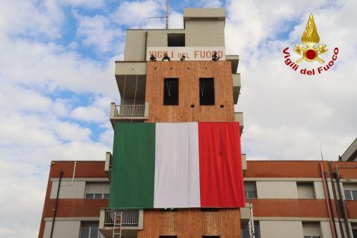 Stendimento bandiera italiana al castello