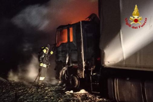 Incendio autoarticolato in galleria autostradale