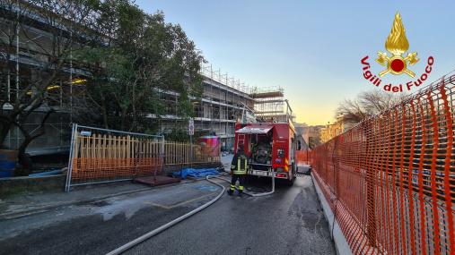 Incendio tetto scuola
