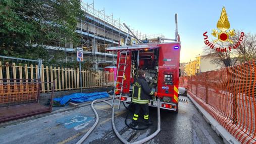 Incendio tetto scuola