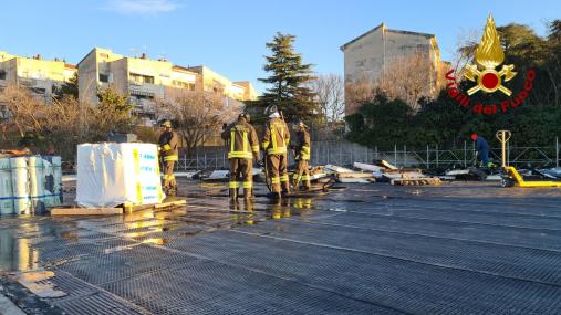 Incendio tetto scuola