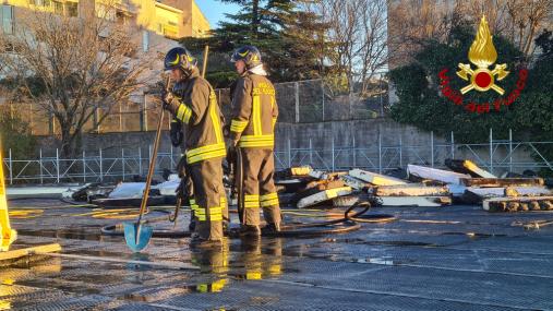 Incendio tetto scuola