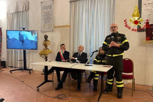 CERIMONIA DI CONSEGNA DEGLI ELMI ROSSI AI NUOVI CAPI SQUADRA VOLONTARI