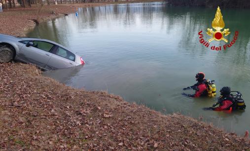 Recupero autovettura in lago