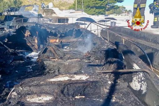 Incendio imbarcazione