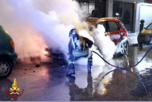 auto in fiamme