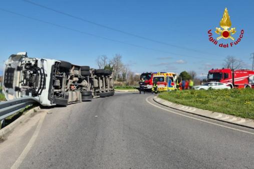 Ribaltamento cisterna trasportante bio diesel
