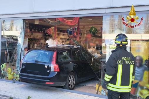 autovettura finisce in una vetrina