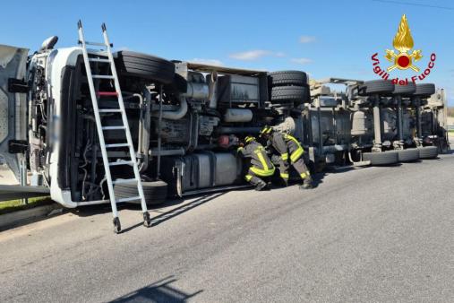 Ribaltamento cisterna trasportante bio diesel