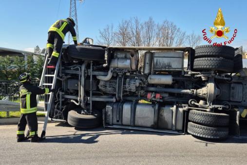 Ribaltamento cisterna trasportante bio diesel
