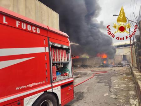 Incendio rifiuti a Catania