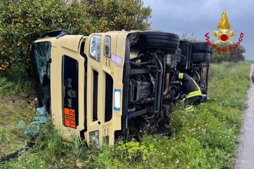 Ribaltamento autocisterna a Catania