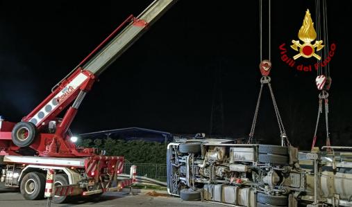 Ribaltamento cisterna trasportante bio diesel