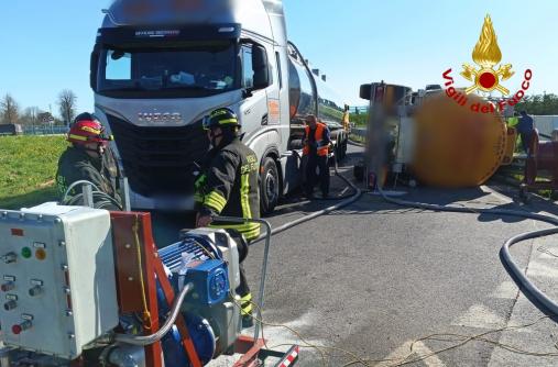 Ribaltamento cisterna trasportante bio diesel