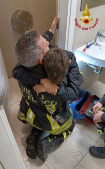Soccorso bambino rinchiuso in un bagno
