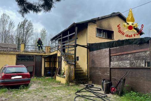 Incendio abitazione con bombole GPL all'interno