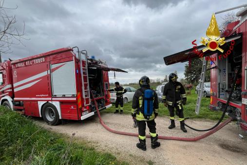 Incendio abitazione con bombole GPL all'interno