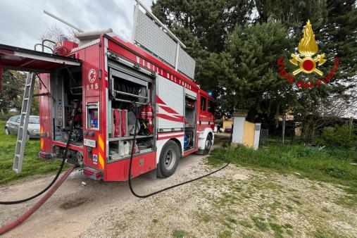 Incendio abitazione con bombole GPL all'interno