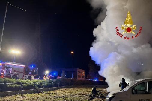 Incendio furgone e 2 autovetture