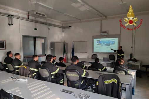 Si è concluso il corso di Ambientamento Aeroportuale, svolto presso il Comando di Bergamo dal 7 al 11 aprile. Nel rispetto della circolare DCFORM n. 10561 del 17.03.2023 e del Manuale RFFS BGY (Rescue and Fire Fighting Service Manual), il corso ha dato la piena operatività nell’ambito aeroportuale a 11 vigili del fuoco di cui 8 del 99° corso di prima assegnazione, abilitandoli al Soccorso Aeroportuale presso il Distaccamento di Orio al Serio.