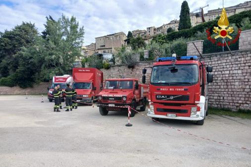 Assisi con un dispositivo di soccorso straordinario