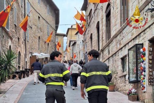 Assisi con un dispositivo di soccorso straordinario