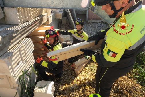 ADDESTRAMENTO SOTTO MACERIE PER IL TEAM USAR MEDIUM