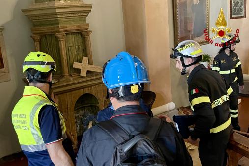 Venerdì 9 maggio si è svolta l’esercitazione conclusiva del “Corso Salvaguardia Beni Culturali Mobili in Emergenza”, che ha visto la partecipazione dei Vigili del Fuoco della Direzione Regionale Umbria, del Comando di Perugia e di Pistoia. L’iniziativa è stata organizzata dal Servizio Protezione Civile ed Emergenza della Regione Umbria, con il supporto del Dipartimento nazionale della Protezione civile e della Soprintendenza Archeologica, Belle Arti e Paesaggio dell’Umbria. L’attività addestrativa, che si è