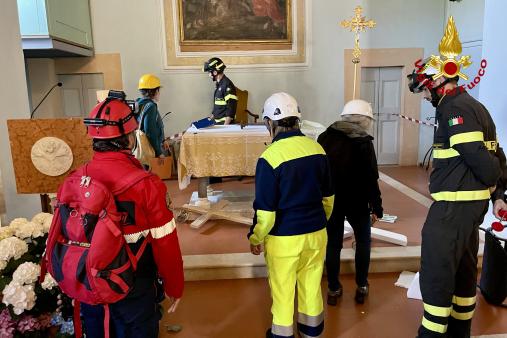 Venerdì 9 maggio si è svolta l’esercitazione conclusiva del “Corso Salvaguardia Beni Culturali Mobili in Emergenza”, che ha visto la partecipazione dei Vigili del Fuoco della Direzione Regionale Umbria, del Comando di Perugia e di Pistoia. L’iniziativa è stata organizzata dal Servizio Protezione Civile ed Emergenza della Regione Umbria, con il supporto del Dipartimento nazionale della Protezione civile e della Soprintendenza Archeologica, Belle Arti e Paesaggio dell’Umbria. L’attività addestrativa, che si è