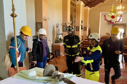 Venerdì 9 maggio si è svolta l’esercitazione conclusiva del “Corso Salvaguardia Beni Culturali Mobili in Emergenza”, che ha visto la partecipazione dei Vigili del Fuoco della Direzione Regionale Umbria, del Comando di Perugia e di Pistoia. L’iniziativa è stata organizzata dal Servizio Protezione Civile ed Emergenza della Regione Umbria, con il supporto del Dipartimento nazionale della Protezione civile e della Soprintendenza Archeologica, Belle Arti e Paesaggio dell’Umbria. L’attività addestrativa, che si è