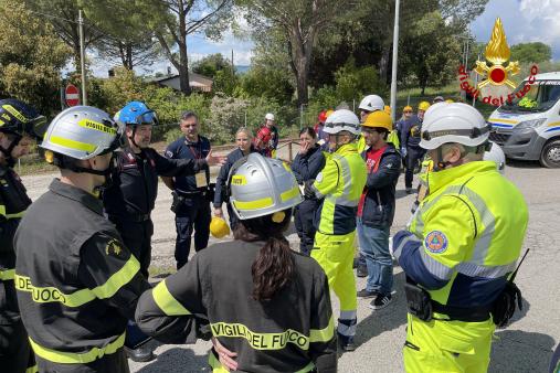 Venerdì 9 maggio si è svolta l’esercitazione conclusiva del “Corso Salvaguardia Beni Culturali Mobili in Emergenza”, che ha visto la partecipazione dei Vigili del Fuoco della Direzione Regionale Umbria, del Comando di Perugia e di Pistoia. L’iniziativa è stata organizzata dal Servizio Protezione Civile ed Emergenza della Regione Umbria, con il supporto del Dipartimento nazionale della Protezione civile e della Soprintendenza Archeologica, Belle Arti e Paesaggio dell’Umbria. L’attività addestrativa, che si è