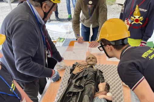 Venerdì 9 maggio si è svolta l’esercitazione conclusiva del “Corso Salvaguardia Beni Culturali Mobili in Emergenza”, che ha visto la partecipazione dei Vigili del Fuoco della Direzione Regionale Umbria, del Comando di Perugia e di Pistoia. L’iniziativa è stata organizzata dal Servizio Protezione Civile ed Emergenza della Regione Umbria, con il supporto del Dipartimento nazionale della Protezione civile e della Soprintendenza Archeologica, Belle Arti e Paesaggio dell’Umbria. L’attività addestrativa, che si è