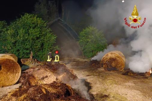 L'intervento dei Vigili del fuoco per l'incendio di rotoballe in un'azienda agricola a Villesse