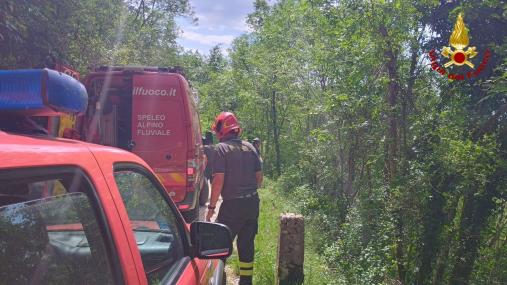 Recupero di un'autovettura finita in un dirupo a Polcenigo
