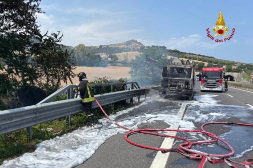 Vigili del fuoco spengono incendio di un autocarro sulla A14