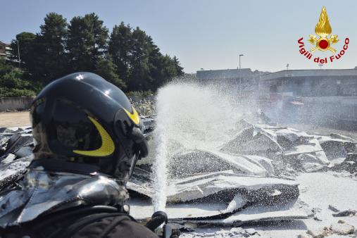 Vigili del fuoco spengono incendo in un capannone in fase di demolizione in via Sacco e Vanzetti ad Ancona