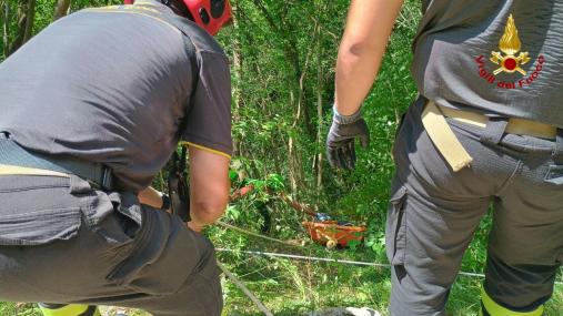 Recupero di un'autovettura finita in un dirupo a Polcenigo