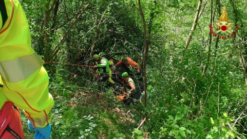Recupero di un'autovettura finita in un dirupo a Polcenigo