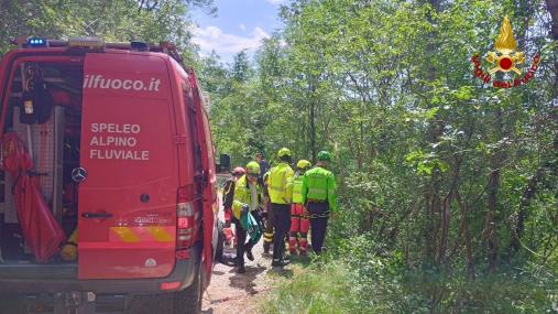 Recupero di un'autovettura finita in un dirupo a Polcenigo