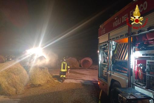 L'intervento dei Vigili del fuoco per l'incendio di rotoballe in un'azienda agricola a Villesse