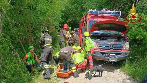 Recupero di un'autovettura finita in un dirupo a Polcenigo