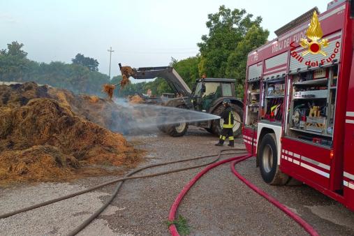 L'intervento dei Vigili del fuoco per l'incendio di rotoballe in un'azienda agricola a Villesse