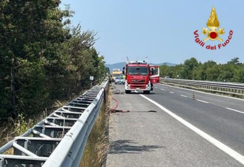 L'intervento dei Vigili del fuoco sul raccordo autostadale 13 per incendio di sterpaglie