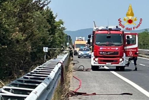 L'intervento dei Vigili del fuoco sul raccordo autostadale 13 per incendio di sterpaglie