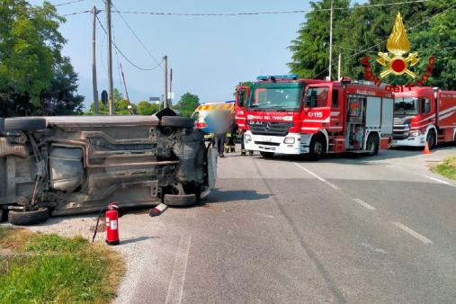 Auto finita su un fianco dopo uno scontro con un'altra vettura a Vigonovo di Fontanafredda