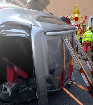 Un'auto rimasta coinvolta nell'incidente stradale a Buttrio
