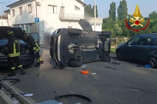 Vigili del fuoco mettono in sicurezza un'auto rimasta coinvolta nell'incidente stradale a Buttrio